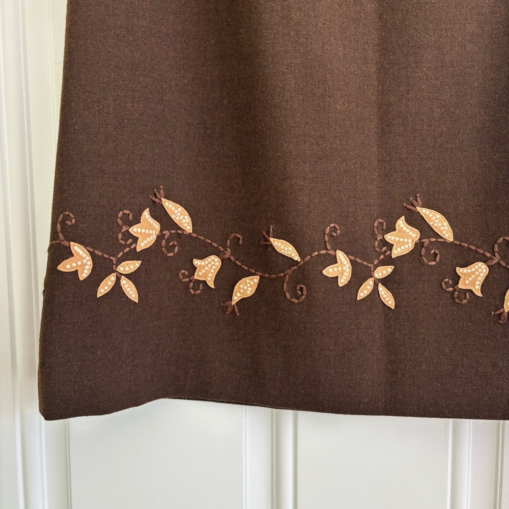 ❤️2/$15 or 3/$21❤️Ann Taylor Brown/Tan Embroidered Pencil Skirt, Size 6 Petite - Picture 2 of 10